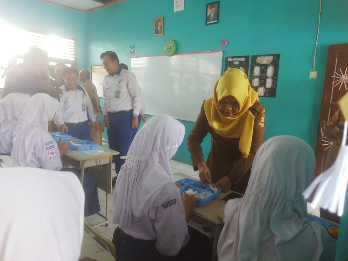 PT Asahimas Chemical Ciwandan Dan Pemkot Cilegon Membagikan Makan Bergizi Geratis (MBG) Di SMPN 9 Cilegon