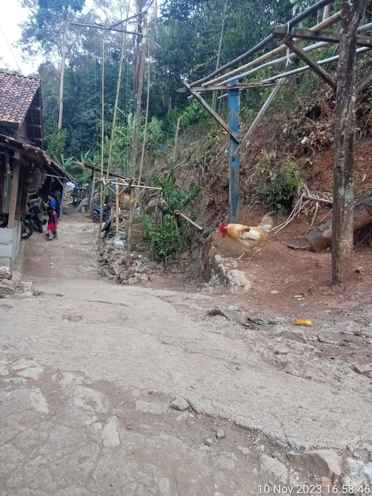 Jalan Rusak Parah Desa Kedung Soka Kecamatan Pulo Ampel Belum Ada Sentuhan  Perbaikan Dari Pemkab Serang