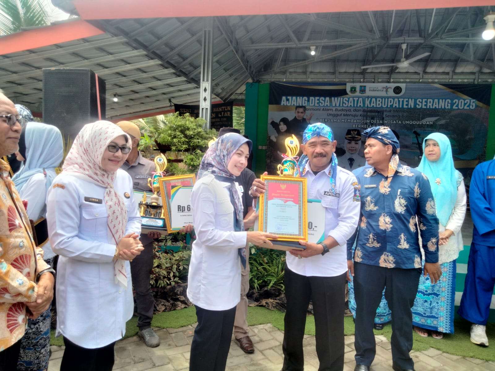 Kades Tambang Ayam Kecamatan Anyer H.Jumintra SE Sujud Syukur ,Wisata Sumur Kencelong Dapat Juara Ke 1 Lomba Ajang Wisata Tingkat Kabupaten Serang