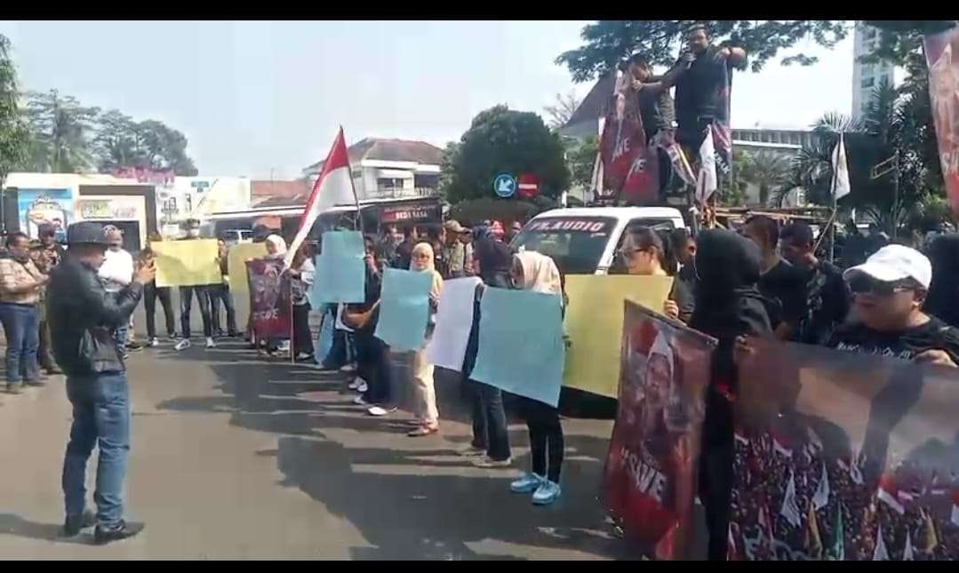 Ribuan Masa Gabungan Geruduk Kantor DPRD Lebak,Tuntut Ketua DPRD Mundur